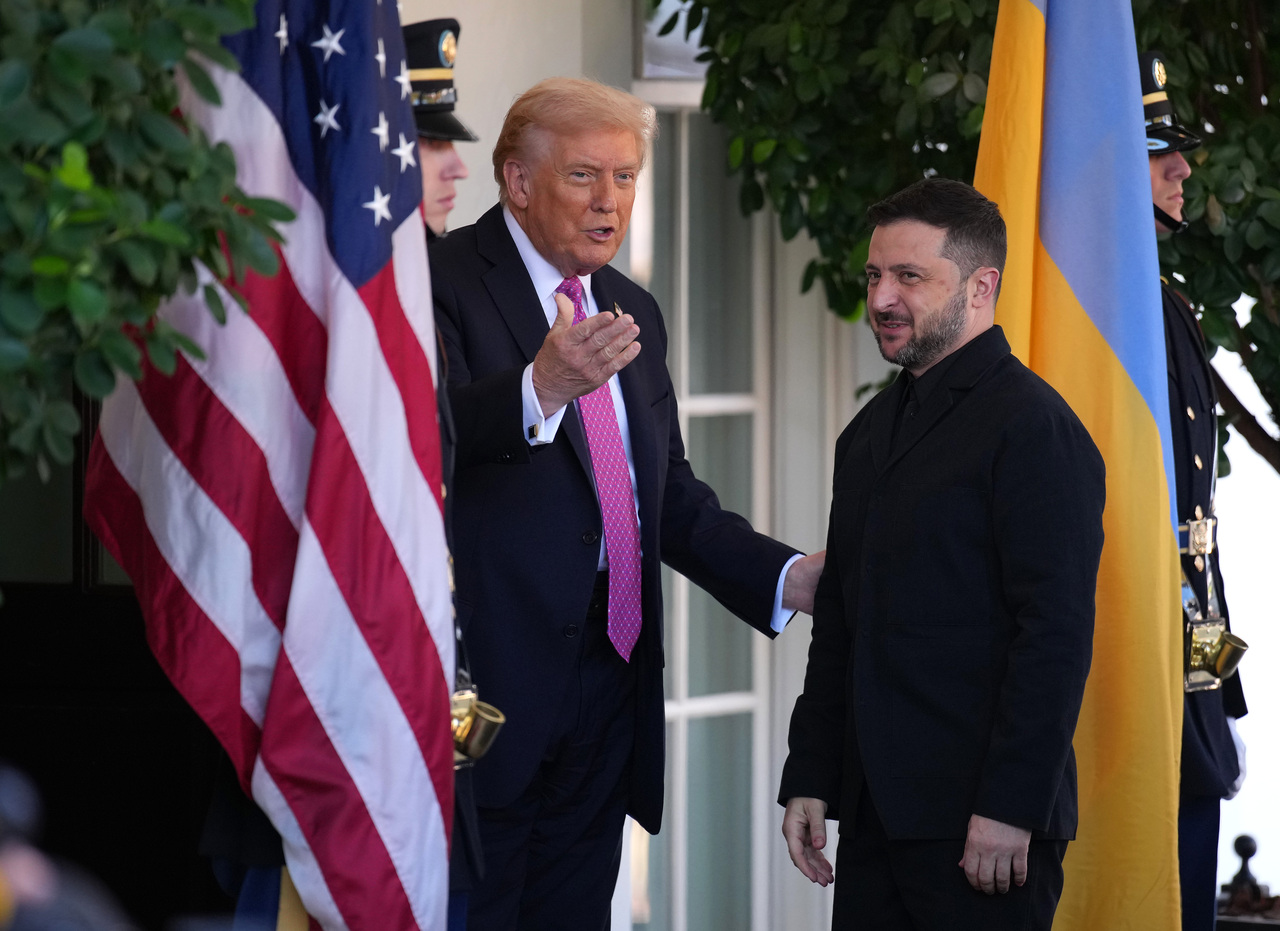 <p>Украинският президент Володимир Зеленски разговаря с американския президент Доналд Тръмп в Белия дом.</p>