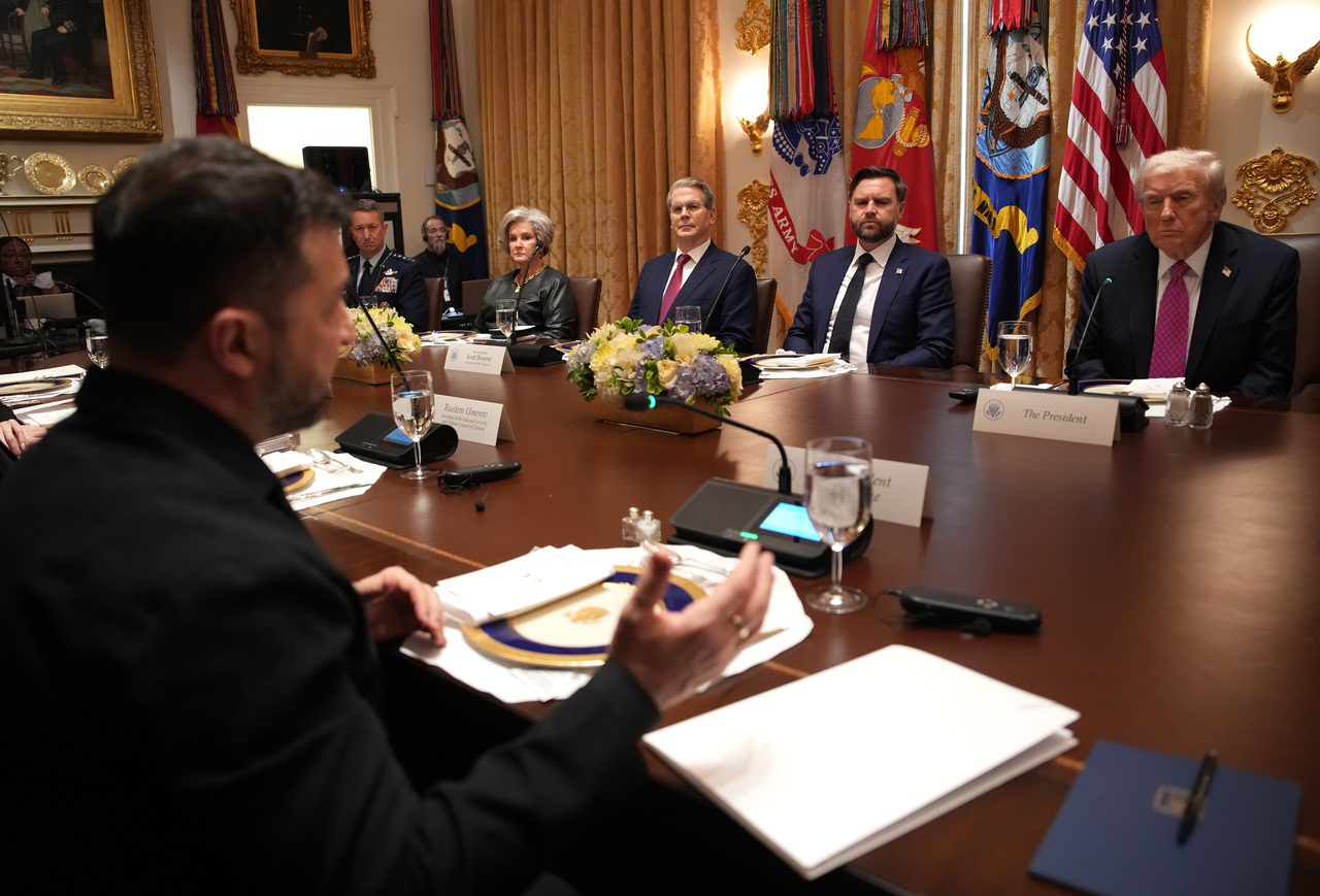 <p>Украинският президент Володимир Зеленски разговаря с американския президент Доналд Тръмп в Белия дом.</p>