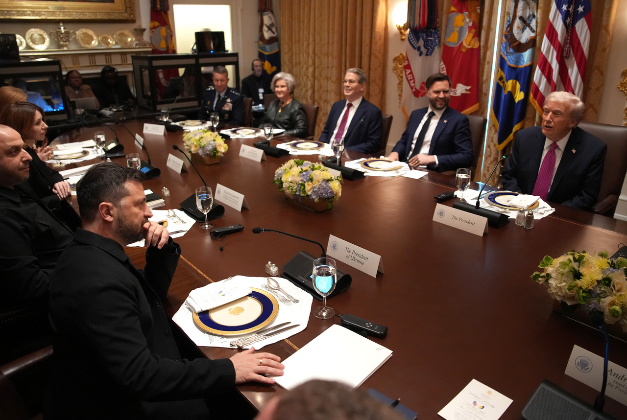 <p>Украинският президент Володимир Зеленски разговаря с американския президент Доналд Тръмп в Белия дом.</p>