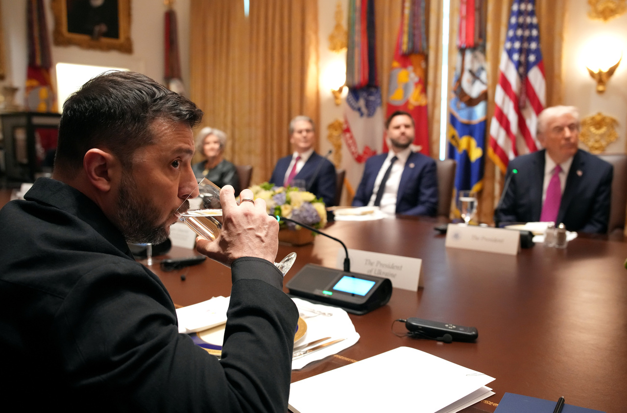 <p>Украинският президент Володимир Зеленски разговаря с американския президент Доналд Тръмп в Белия дом.</p>