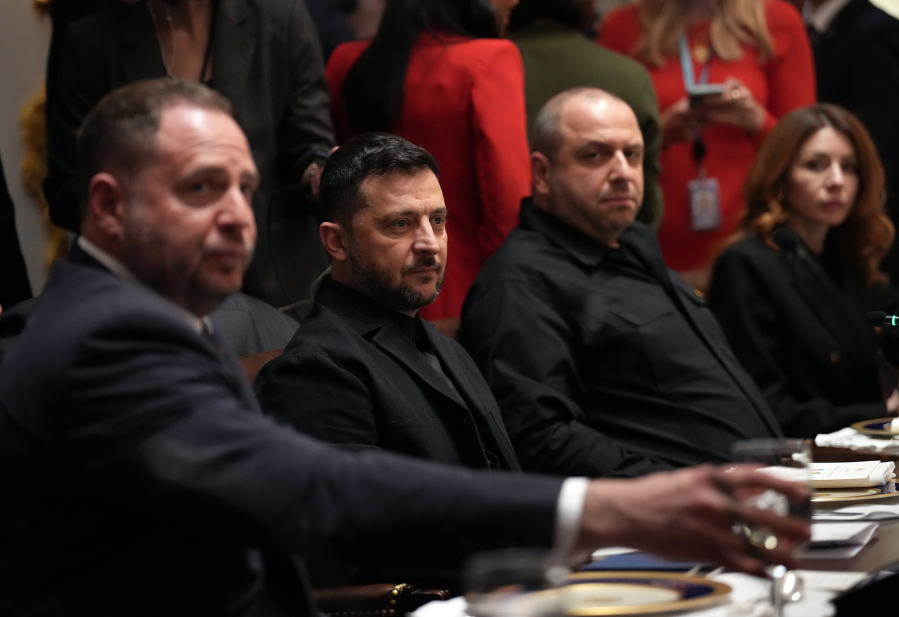 <p>Украинският президент Володимир Зеленски разговаря с американския президент Доналд Тръмп в Белия дом.</p>