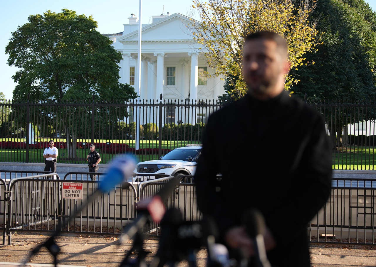 <p>Украинският президент Володимир Зеленски разговаря с американския президент Доналд Тръмп в Белия дом.</p>