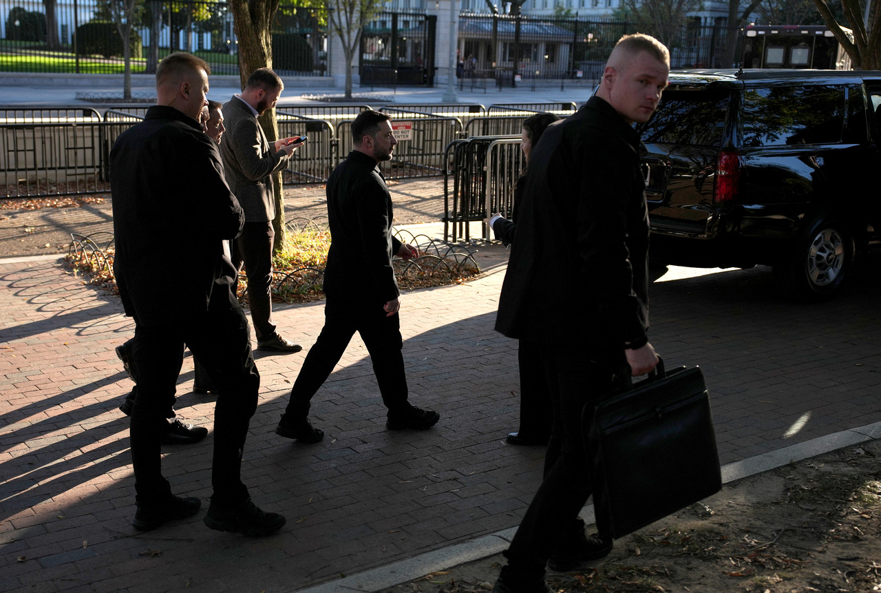 <p>Украинският президент Володимир Зеленски разговаря с американския президент Доналд Тръмп в Белия дом.</p>