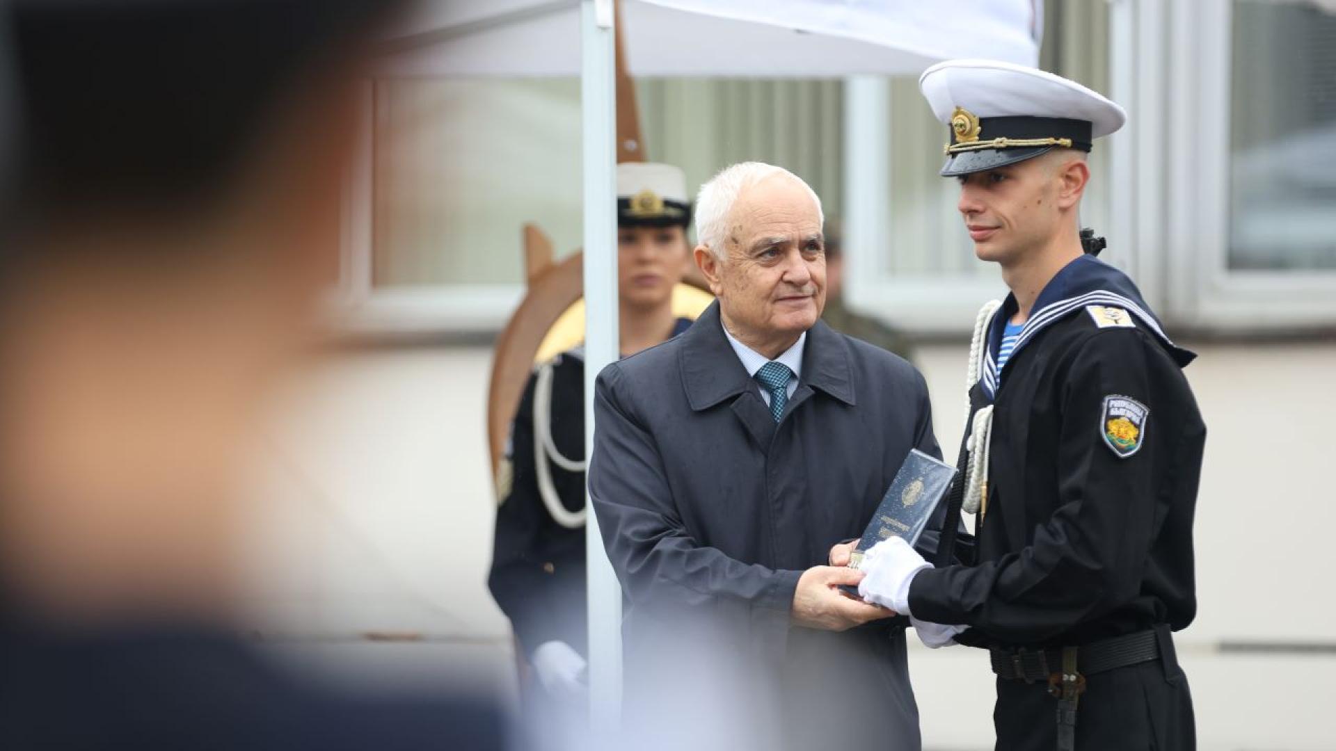 Правителството полага максимално усилие да превърне военното строителство развитието на