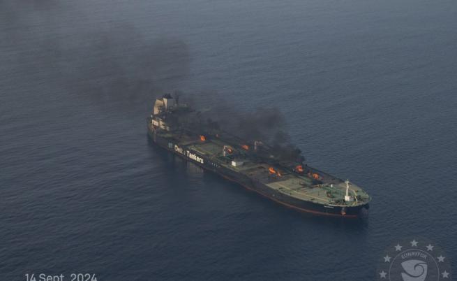 Танкер, натоварен с втечнен природен газ, гори край бреговете на Йемен