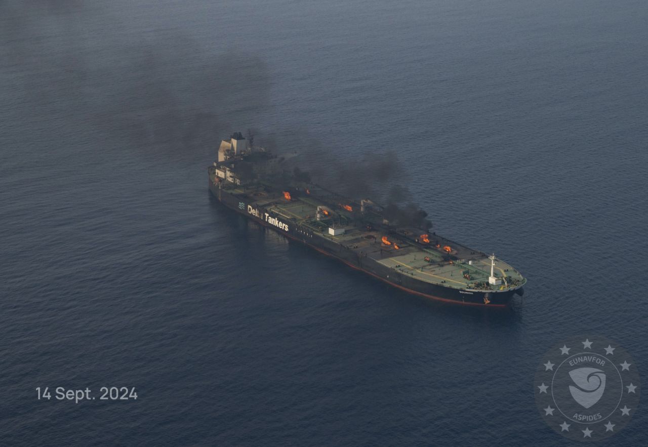 Танкер, натоварен с втечнен природен газ, гори край бреговете на Йемен
