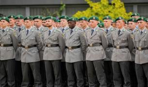 <p>Разногласия спират възстановяването на военната служба в Германия</p>