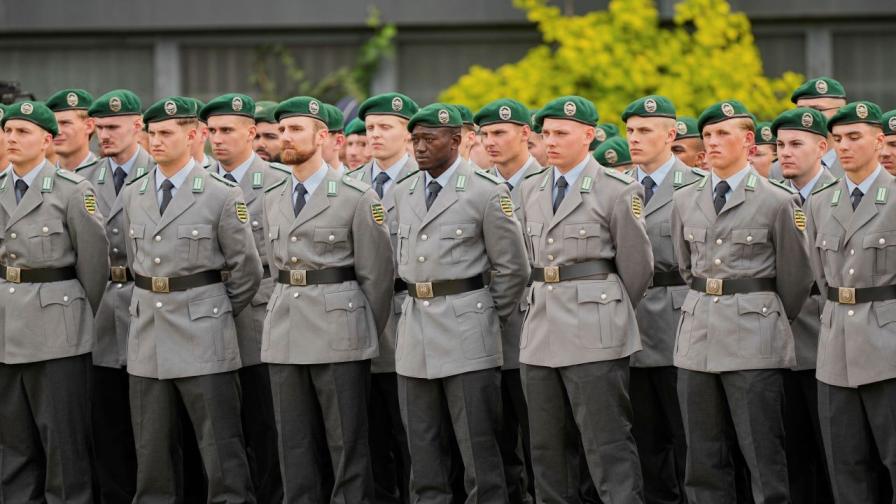 <p>Разногласия спират възстановяването на военната служба в Германия</p>