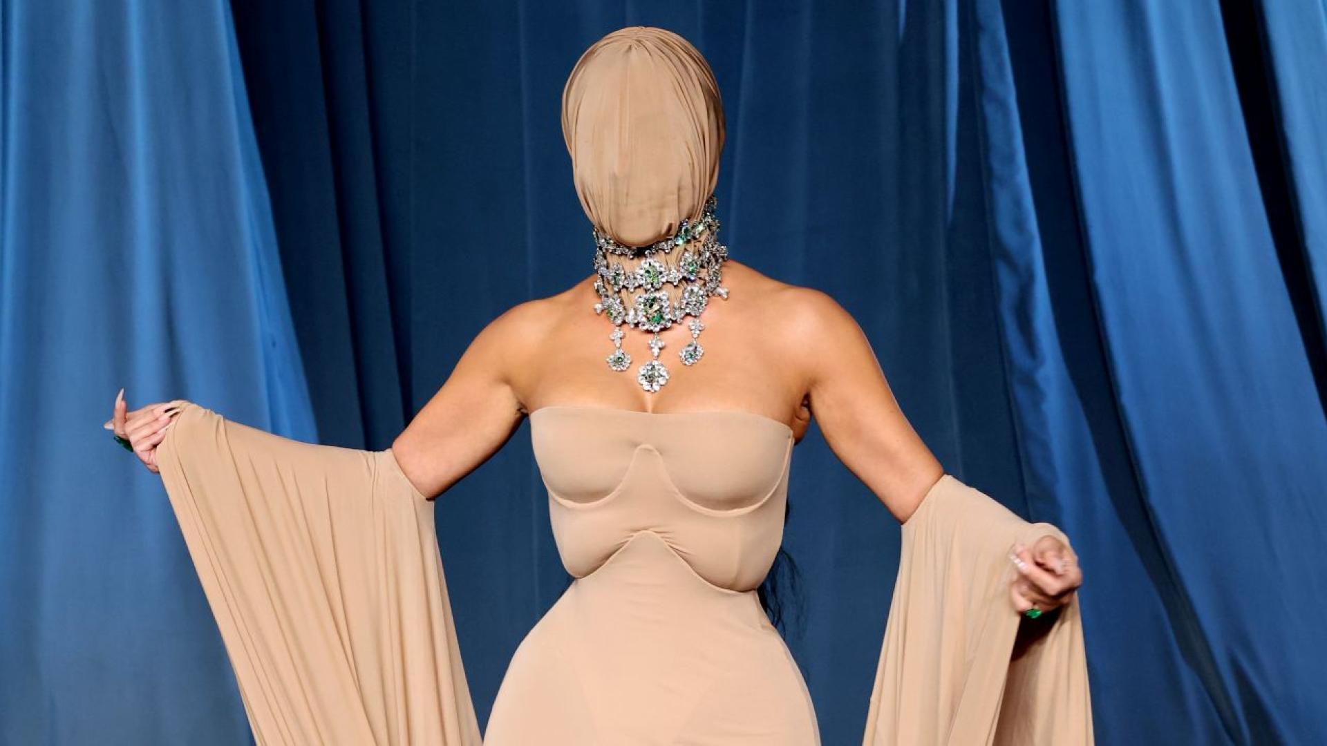 Ким Кардашиян изглежда неузнаваема с телесна маска на лицето на