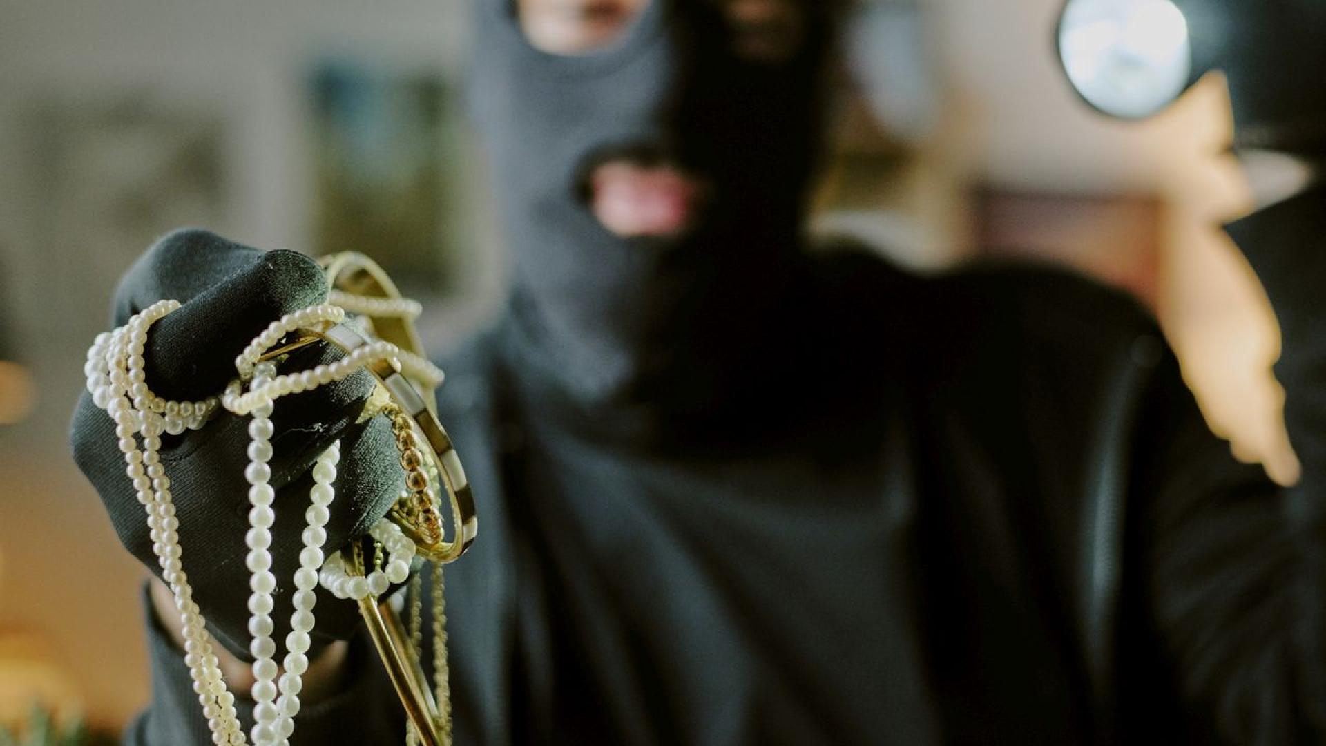 Трио от ловки крадци дегизирани като строителни работници нахлуха в