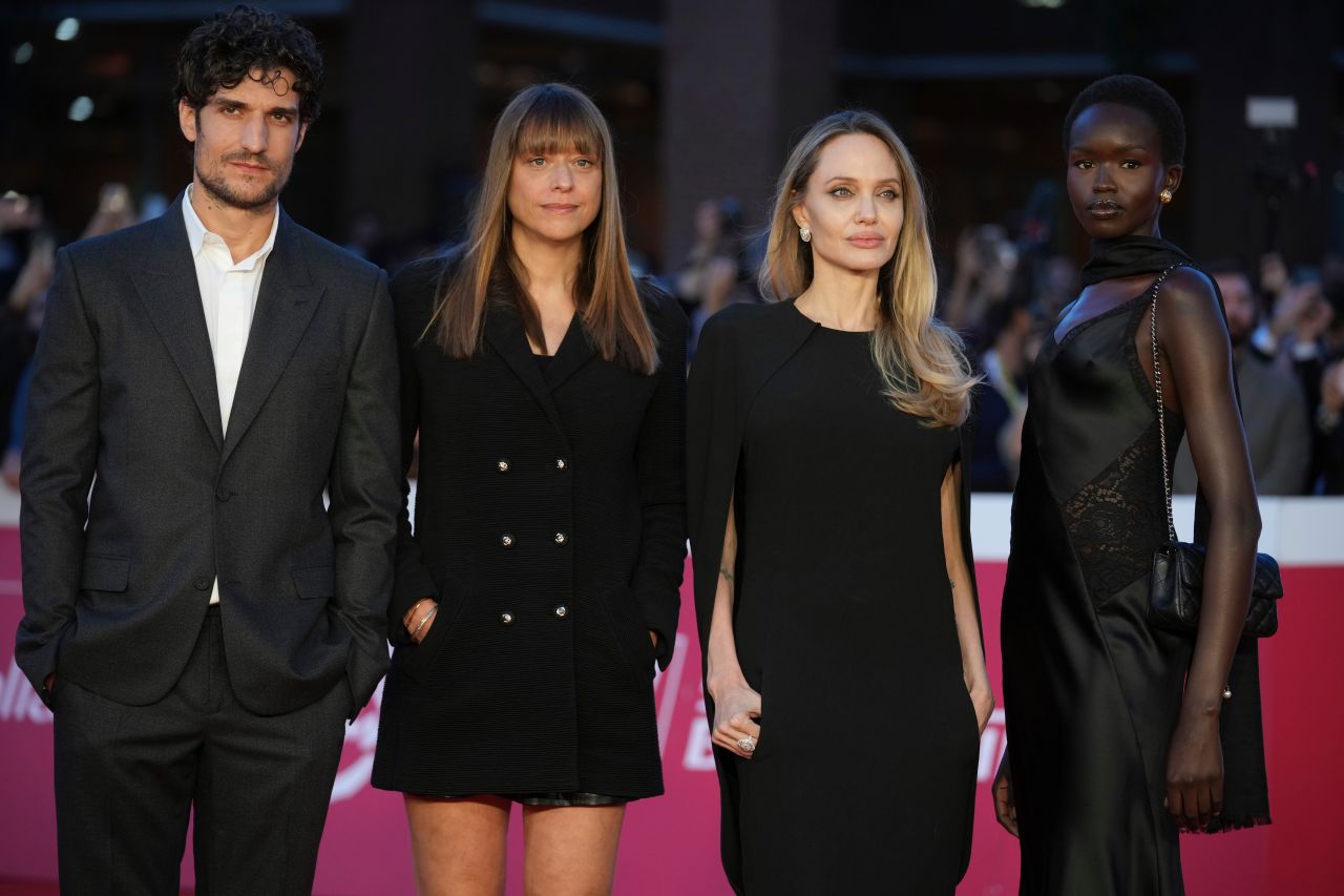 <p>Звездите присъстваха на премиерата на филма Couture в Рим.</p>