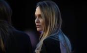 <p>Анджелина Джоли разкри огромни татуировки в рокля с гол гръб</p>