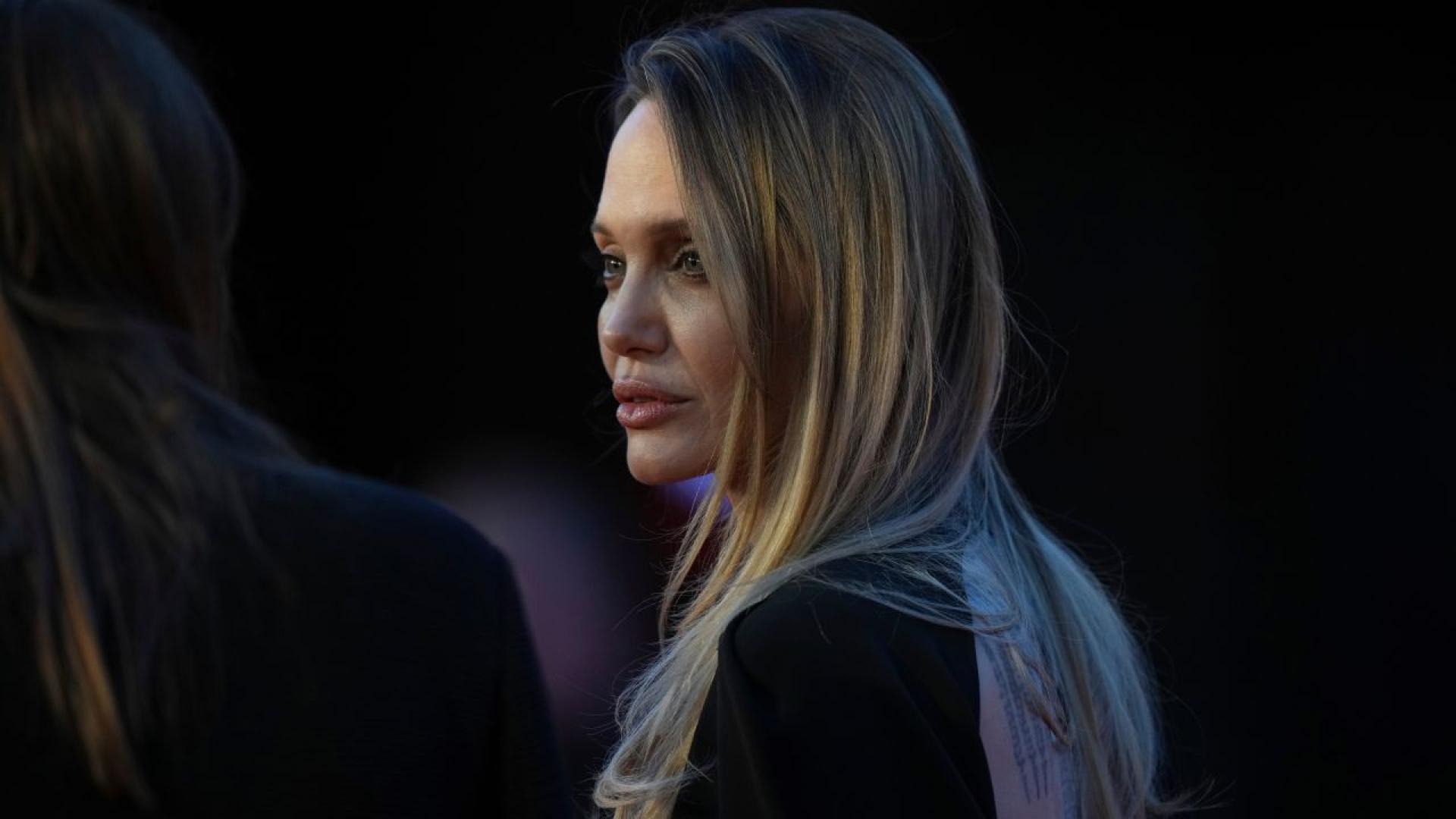 Анджелина Джоли показа огромните си татуировки на гърба на 18