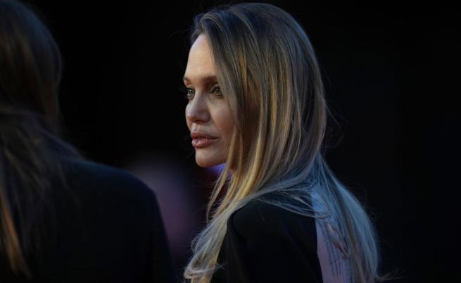 Анджелина Джоли привлече вниманието с огромни татуировки в рокля с гол гръб Анджелина Джоли привлече вниманието с огромни татуировки в рокля с гол гръб