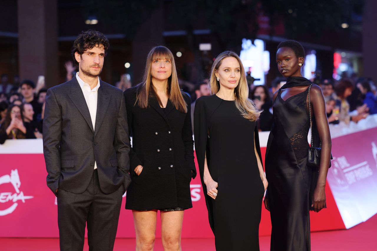 <p>Звездите присъстваха на премиерата на филма Couture в Рим.</p>
