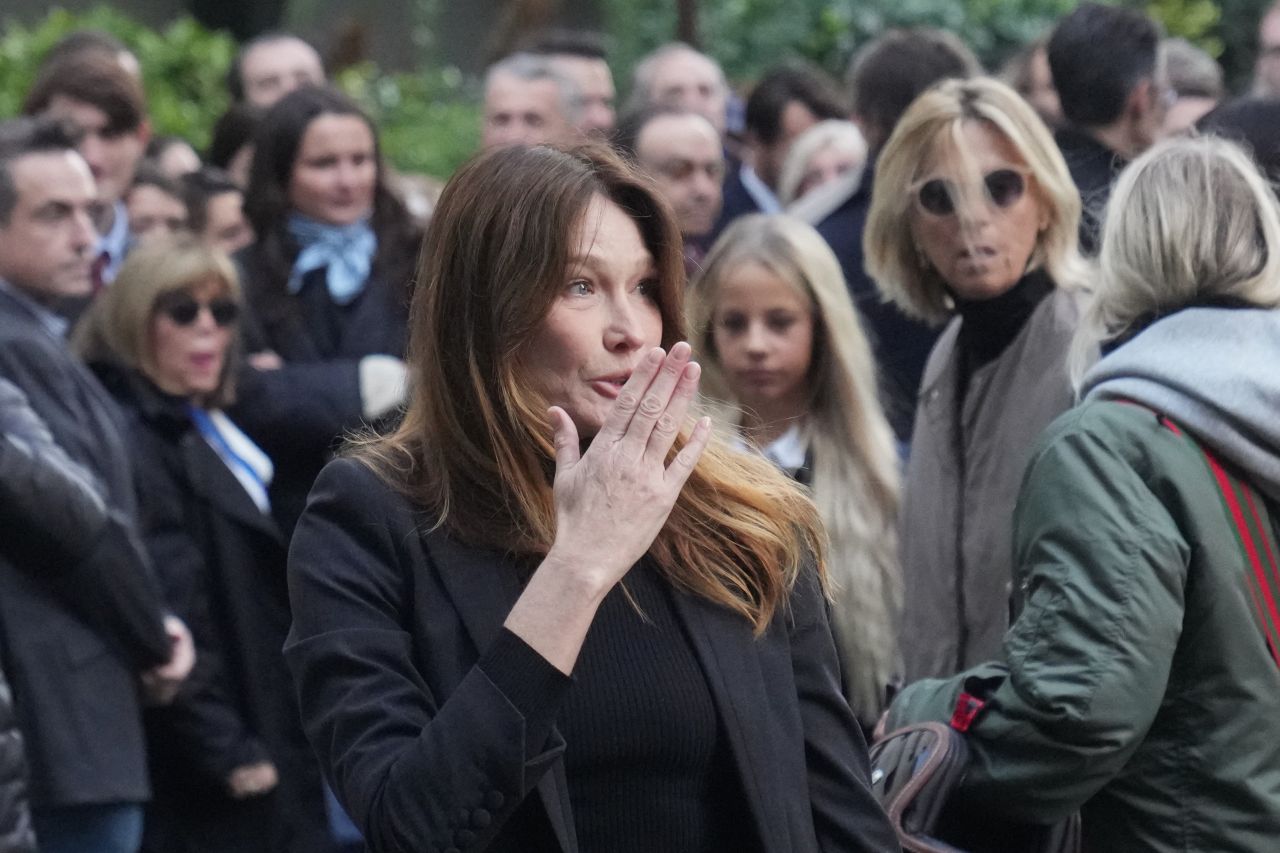 <p>Бившият президент на Франция Никола Саркози влезе в парижкия затвор &quot;Санте&quot; днес, придружен от своята съпруга Карла Бруни. Саркози беше изпратен от много свои поддръжници</p>