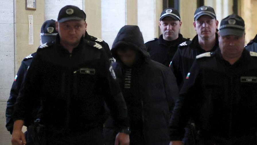 Подновиха заседанието за убийството в мол