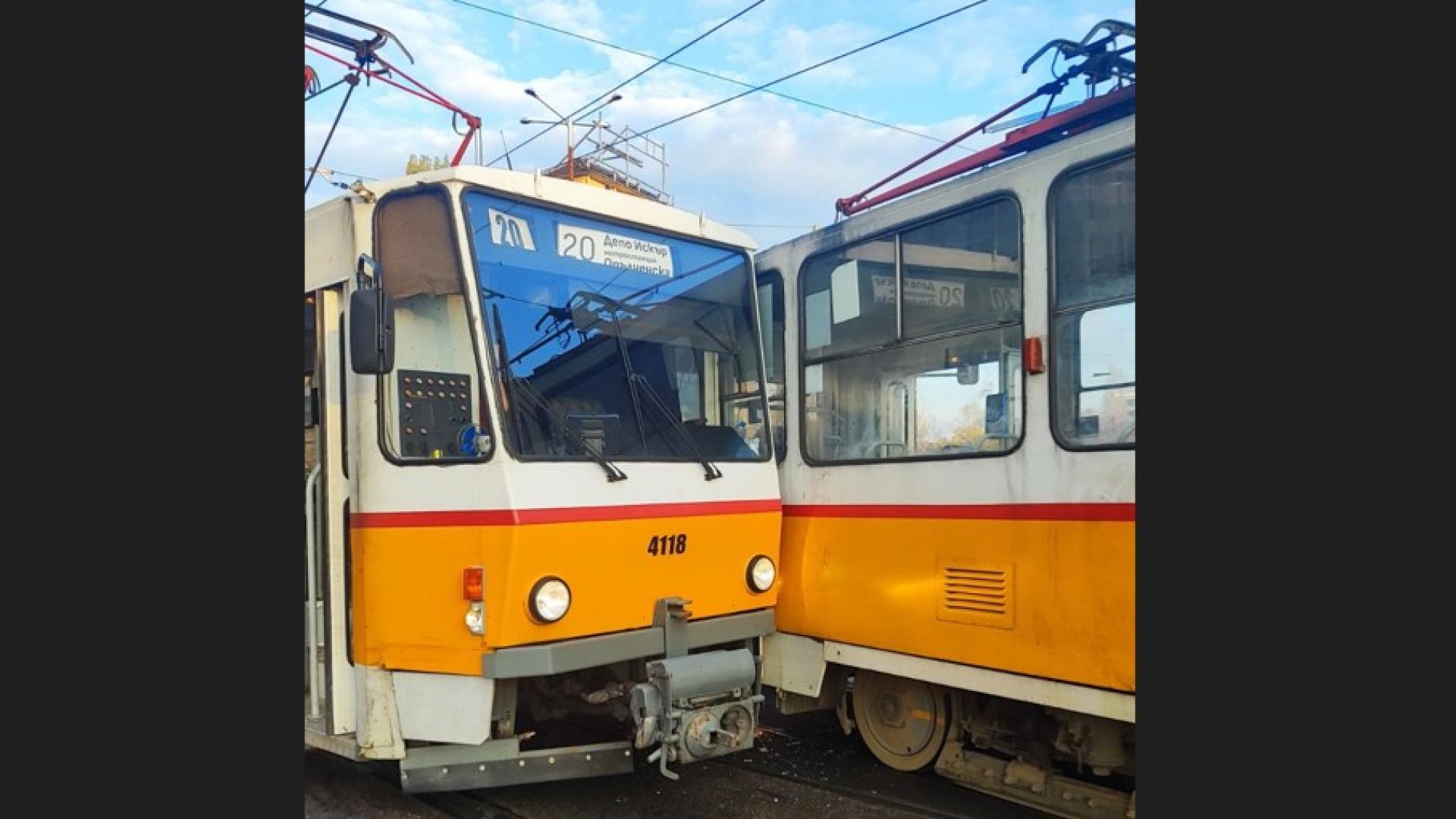 Два трамвая се удариха в четвъртък сутрин на гара Подуяне  в
