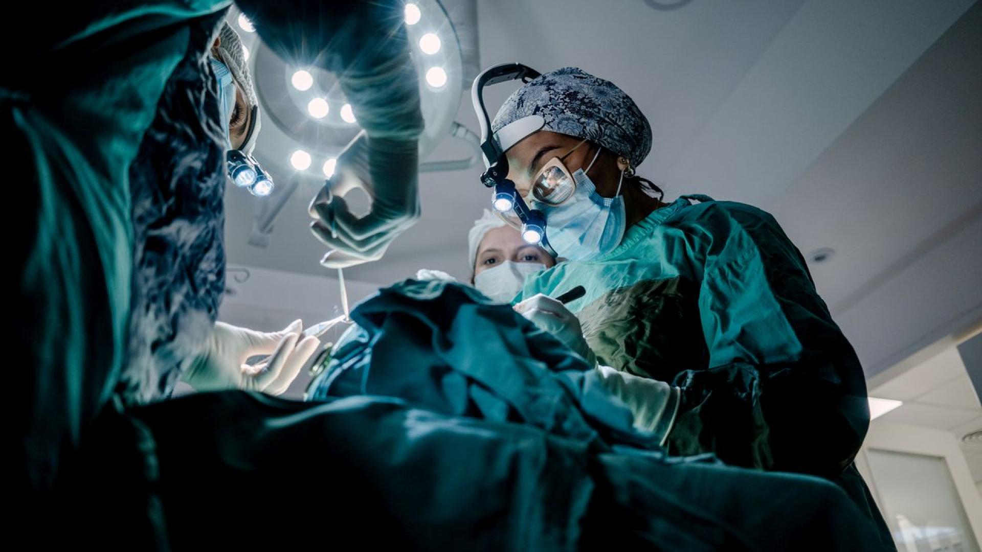 Жена с болестта на Паркинсон която свири на кларинет по