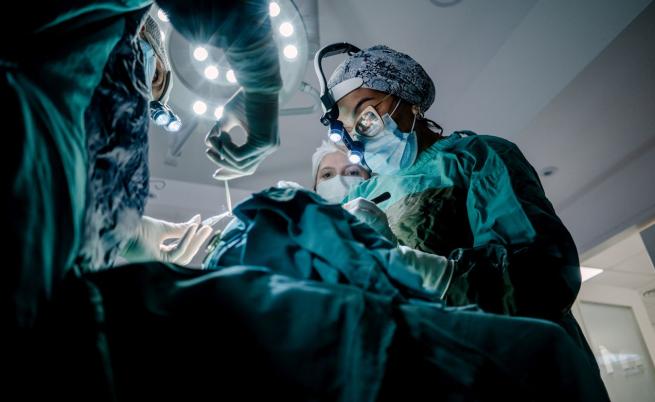 Жена с Паркинсон свири на кларинет по време на мозъчна операция (ВИДЕО)