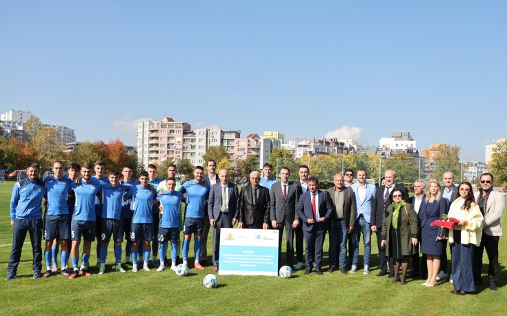 Министър Иван Пешев откри обновения футболен терен в НСА