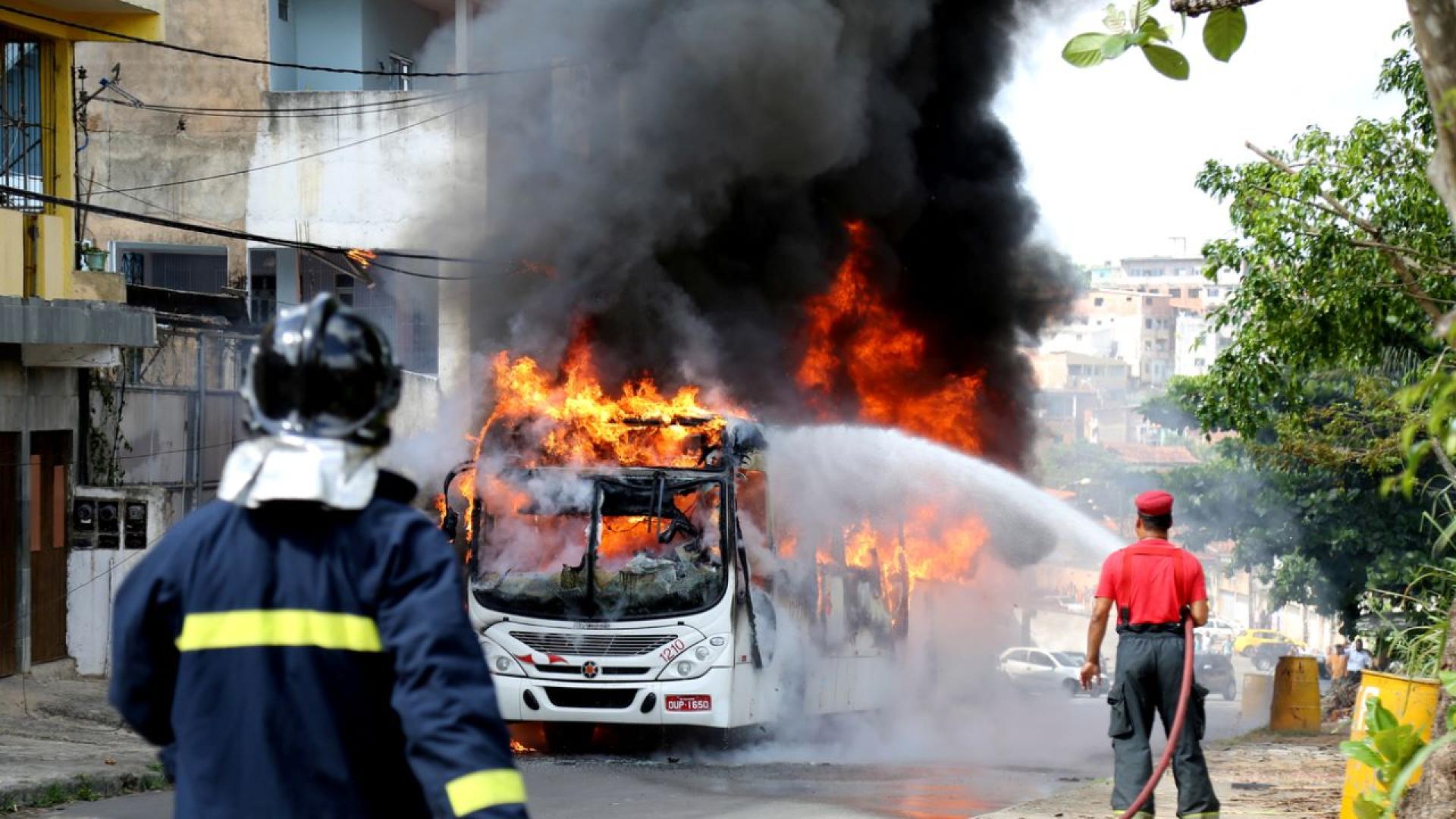 Най малко 20 души са загинали в автобус възпламенил се след