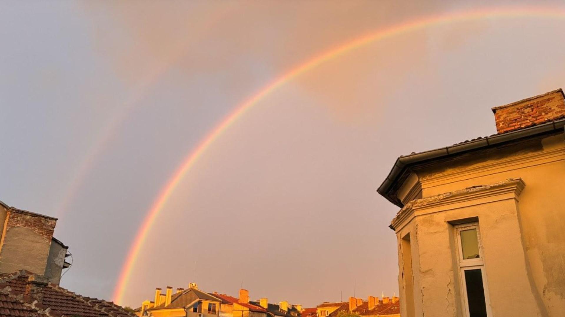 Феноменален изгрев последван от ярка и приказна дъга озари небето