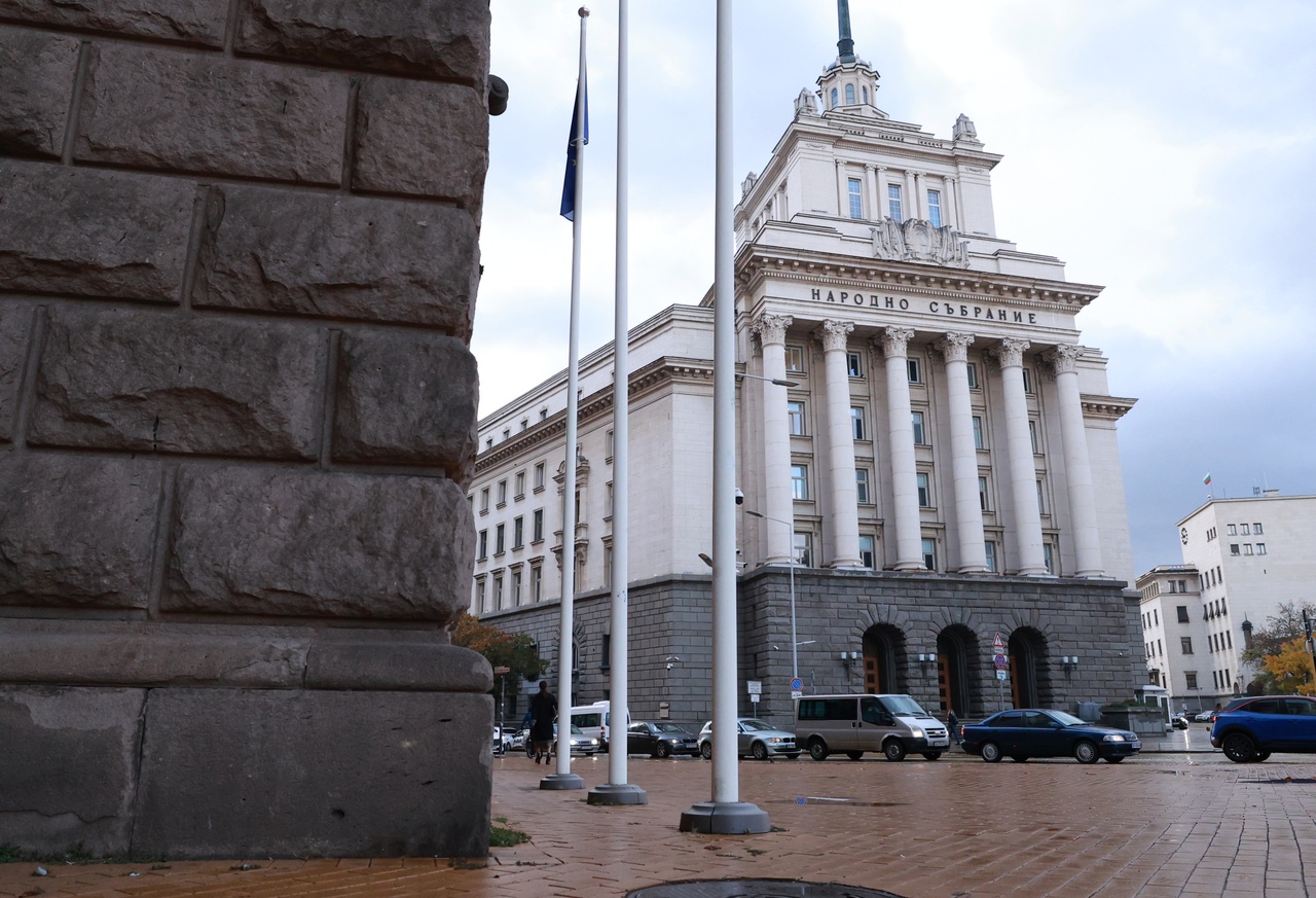 <p>Председателят на парламента Наталия Киселова даде 15 минути почивка, за да се успокоят страстите в залата. Депутати от &bdquo;Възраждане&ldquo; и &bdquo;ДПС-Ново начало&ldquo; се сдърпаха в пленарната зала. &bdquo;След като се създават безредици, 15 минути почивка&ldquo;, обяви Киселова.</p>