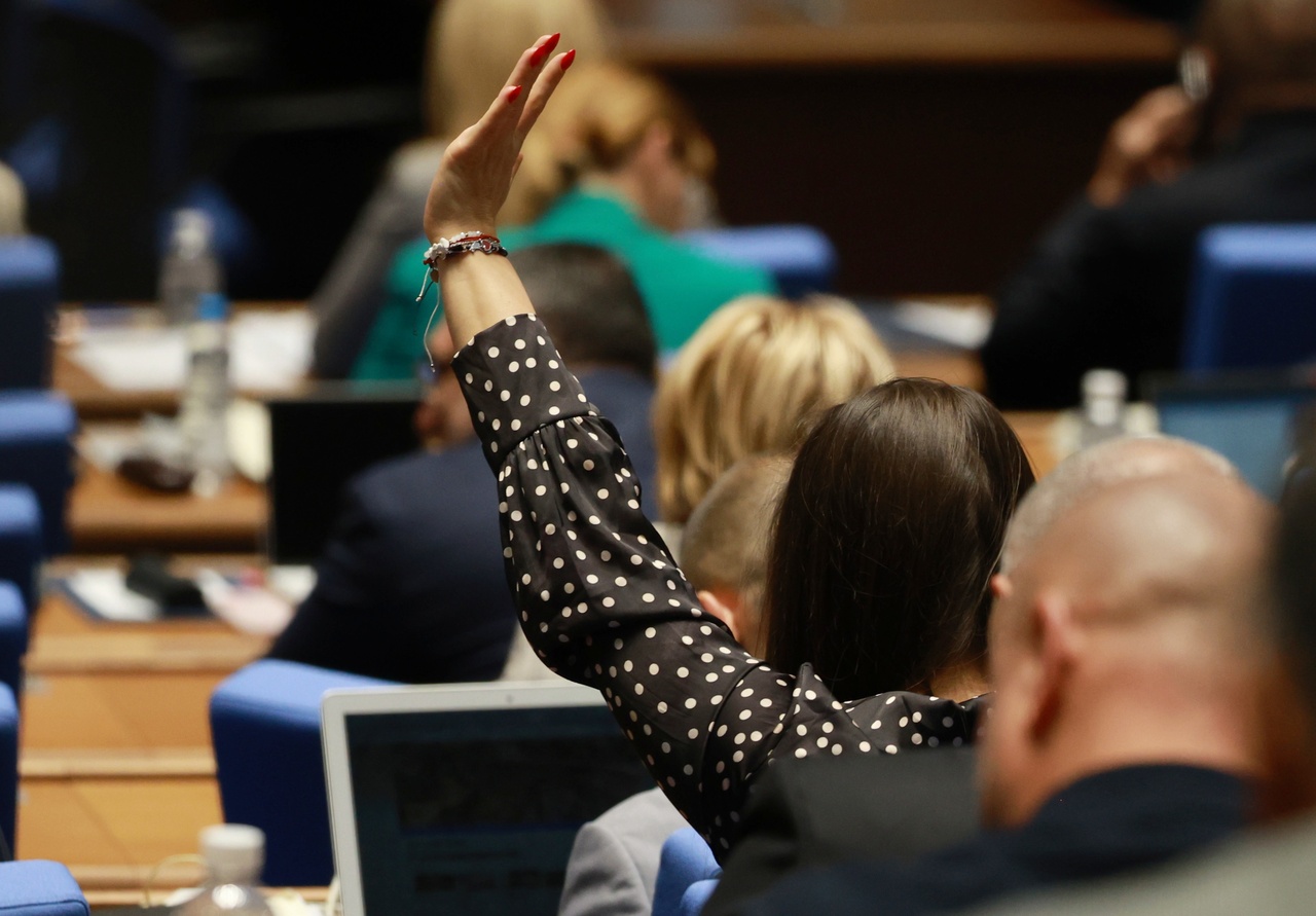 <p>Председателят на парламента Наталия Киселова даде 15 минути почивка, за да се успокоят страстите в залата. Депутати от &bdquo;Възраждане&ldquo; и &bdquo;ДПС-Ново начало&ldquo; се сдърпаха в пленарната зала. &bdquo;След като се създават безредици, 15 минути почивка&ldquo;, обяви Киселова.</p>