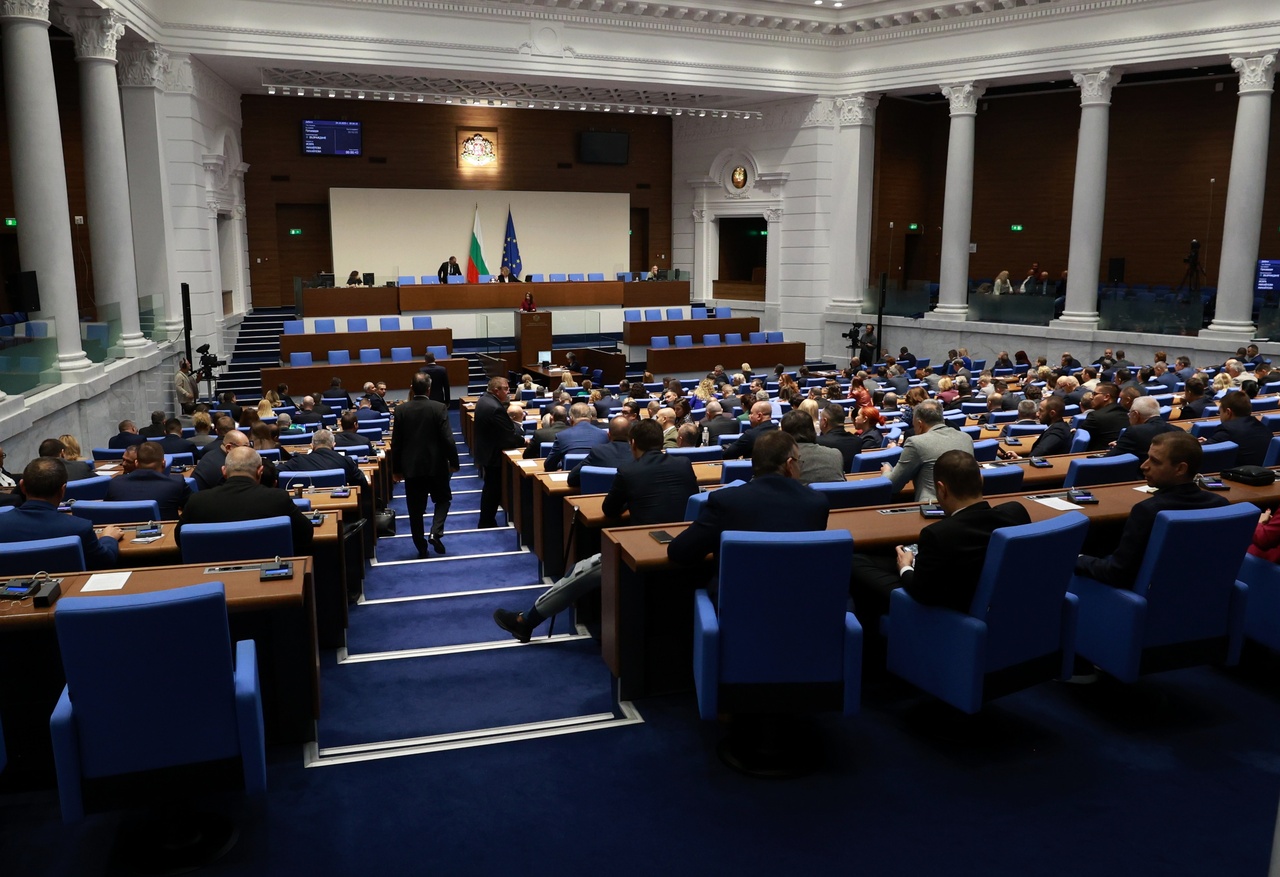 <p>Председателят на парламента Наталия Киселова даде 15 минути почивка, за да се успокоят страстите в залата. Депутати от &bdquo;Възраждане&ldquo; и &bdquo;ДПС-Ново начало&ldquo; се сдърпаха в пленарната зала. &bdquo;След като се създават безредици, 15 минути почивка&ldquo;, обяви Киселова.</p>