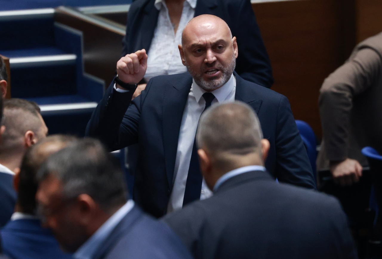 <p>Председателят на парламента Наталия Киселова даде 15 минути почивка, за да се успокоят страстите в залата. Депутати от &bdquo;Възраждане&ldquo; и &bdquo;ДПС-Ново начало&ldquo; се сдърпаха в пленарната зала. &bdquo;След като се създават безредици, 15 минути почивка&ldquo;, обяви Киселова.</p>