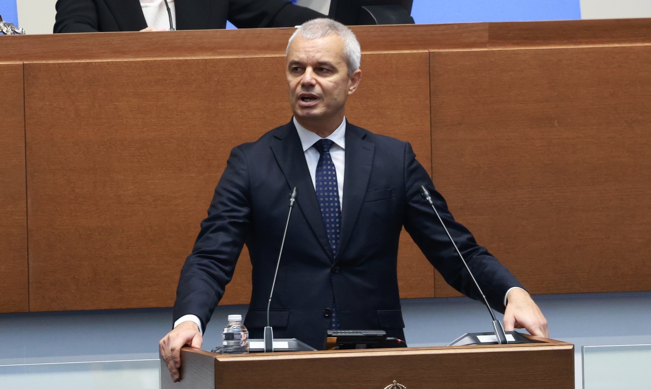 <p>Председателят на парламента Наталия Киселова даде 15 минути почивка, за да се успокоят страстите в залата. Депутати от &bdquo;Възраждане&ldquo; и &bdquo;ДПС-Ново начало&ldquo; се сдърпаха в пленарната зала. &bdquo;След като се създават безредици, 15 минути почивка&ldquo;, обяви Киселова.</p>