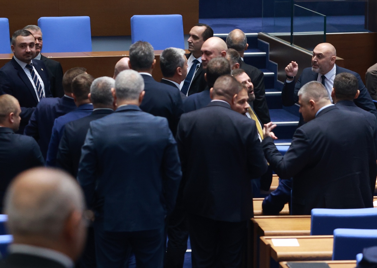 <p>Председателят на парламента Наталия Киселова даде 15 минути почивка, за да се успокоят страстите в залата. Депутати от &bdquo;Възраждане&ldquo; и &bdquo;ДПС-Ново начало&ldquo; се сдърпаха в пленарната зала. &bdquo;След като се създават безредици, 15 минути почивка&ldquo;, обяви Киселова.</p>