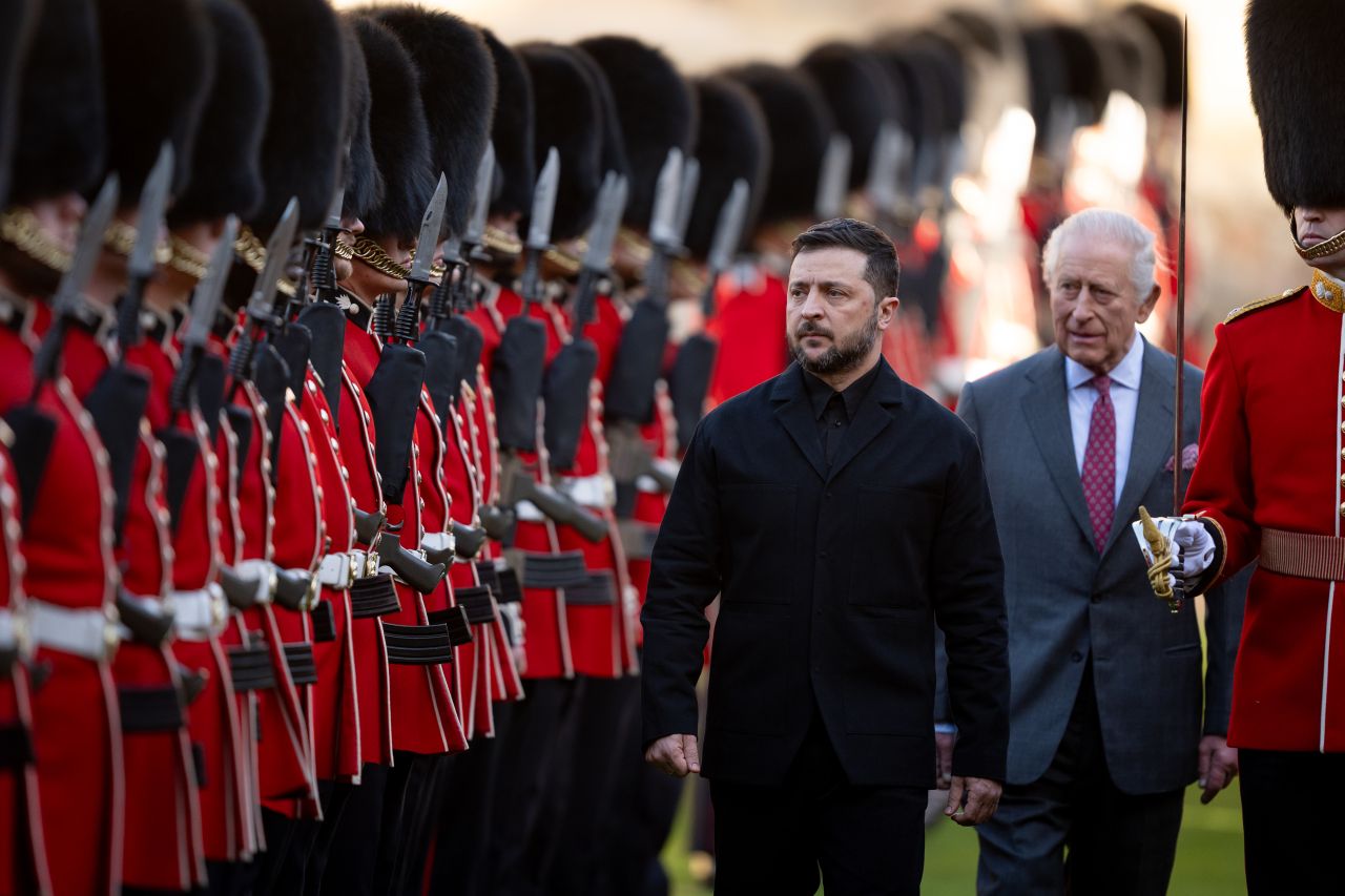 <p>Украинският президент проведе срещи с крал Чарлз III, премиера Киър Стармър и генералния секретар на НАТО в рамките на дипломатическа визита, посветена на подкрепата за Украйна и засилването на международния съюз срещу руската агресия</p>