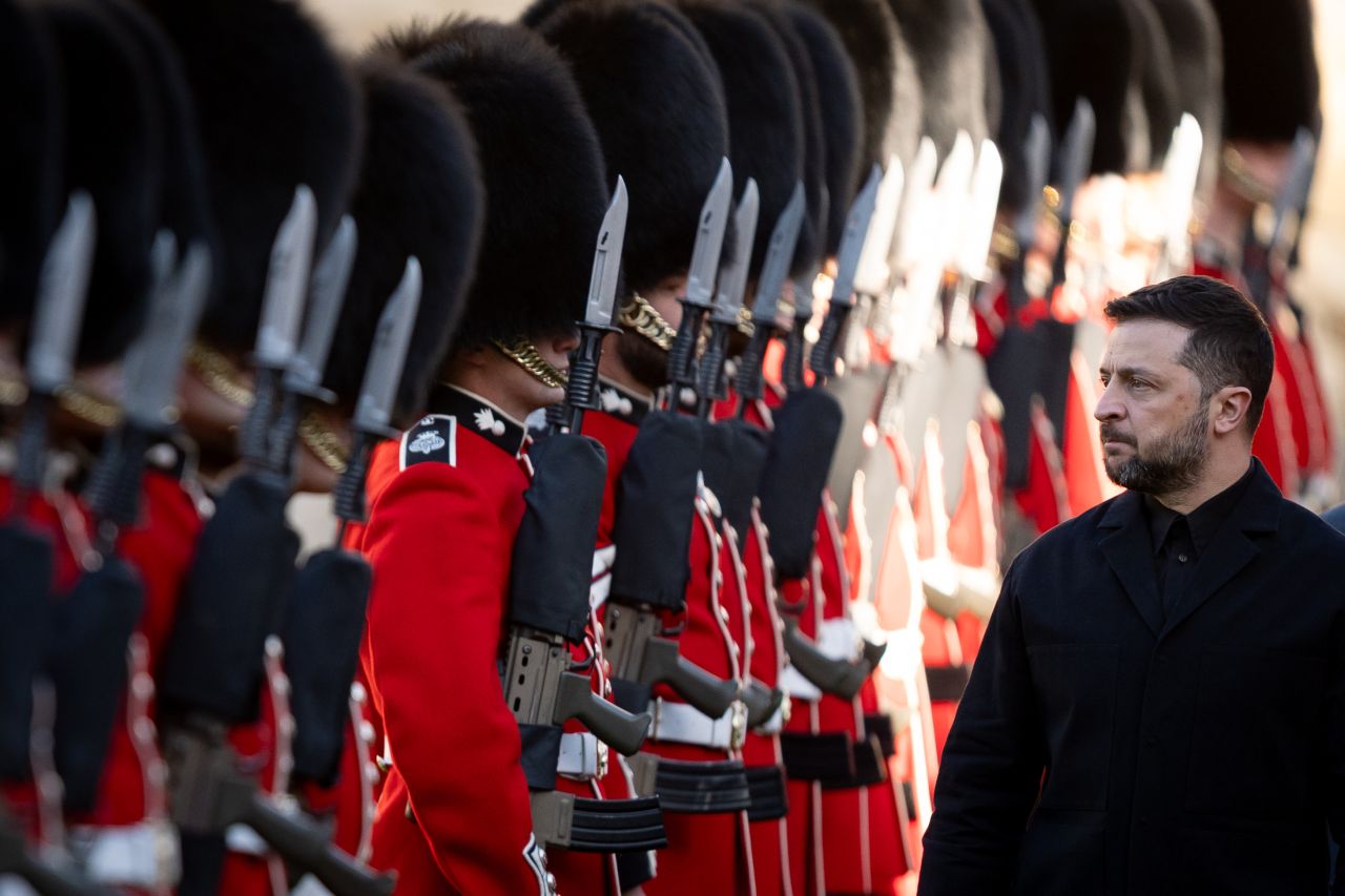 <p>Украинският президент проведе срещи с крал Чарлз III, премиера Киър Стармър и генералния секретар на НАТО в рамките на дипломатическа визита, посветена на подкрепата за Украйна и засилването на международния съюз срещу руската агресия</p>