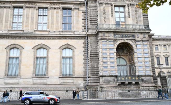 С полицейски ескорт: Лувърът премести част от бижутата си във Френската централна банка