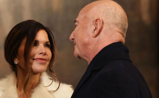 Лорън Санчес заслепи с мини рокля на вечеря с Джеф Безос (СНИМКИ)