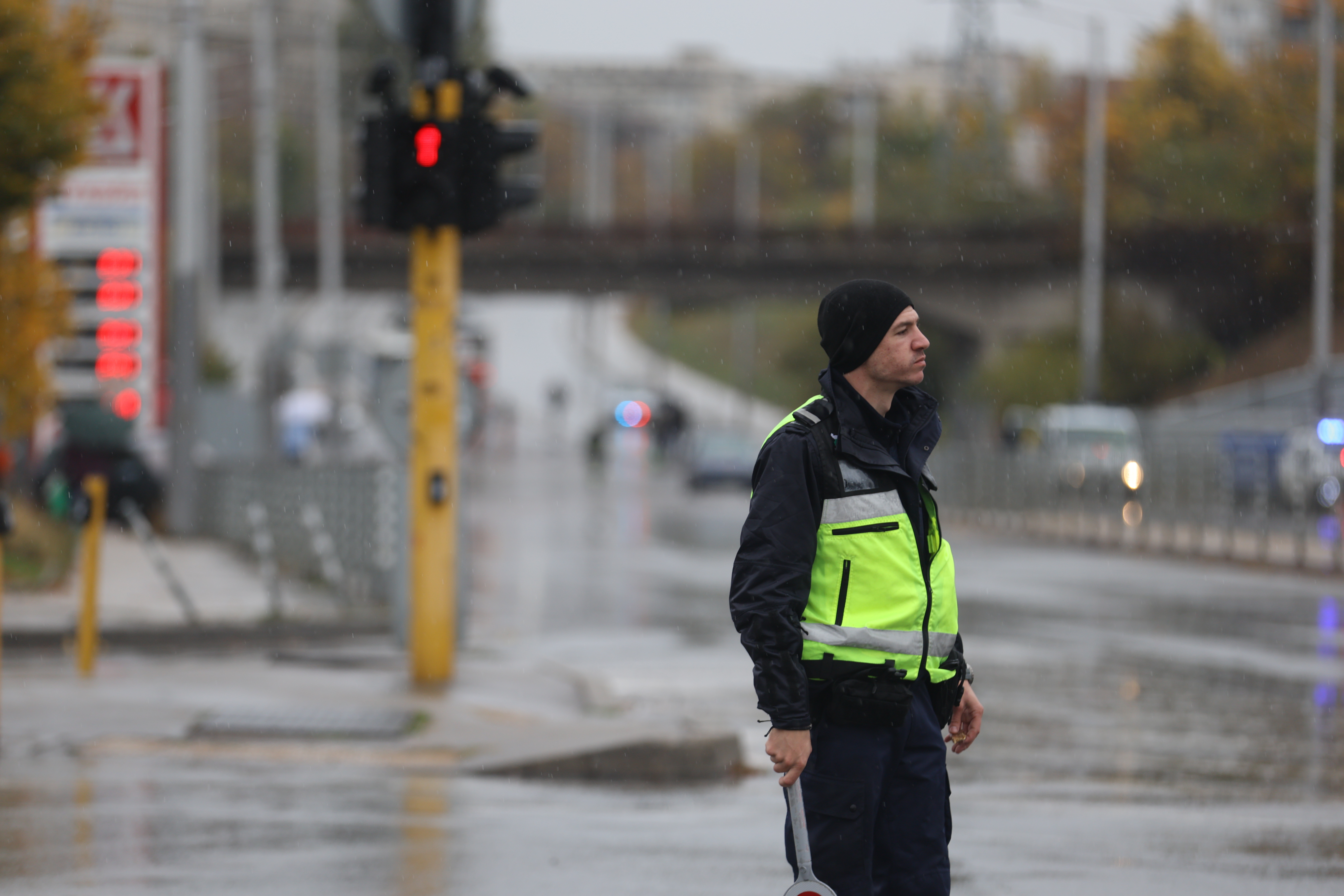 <p>Наводнено кръстовище спря движението на няколко трамвайни линии в София.</p>