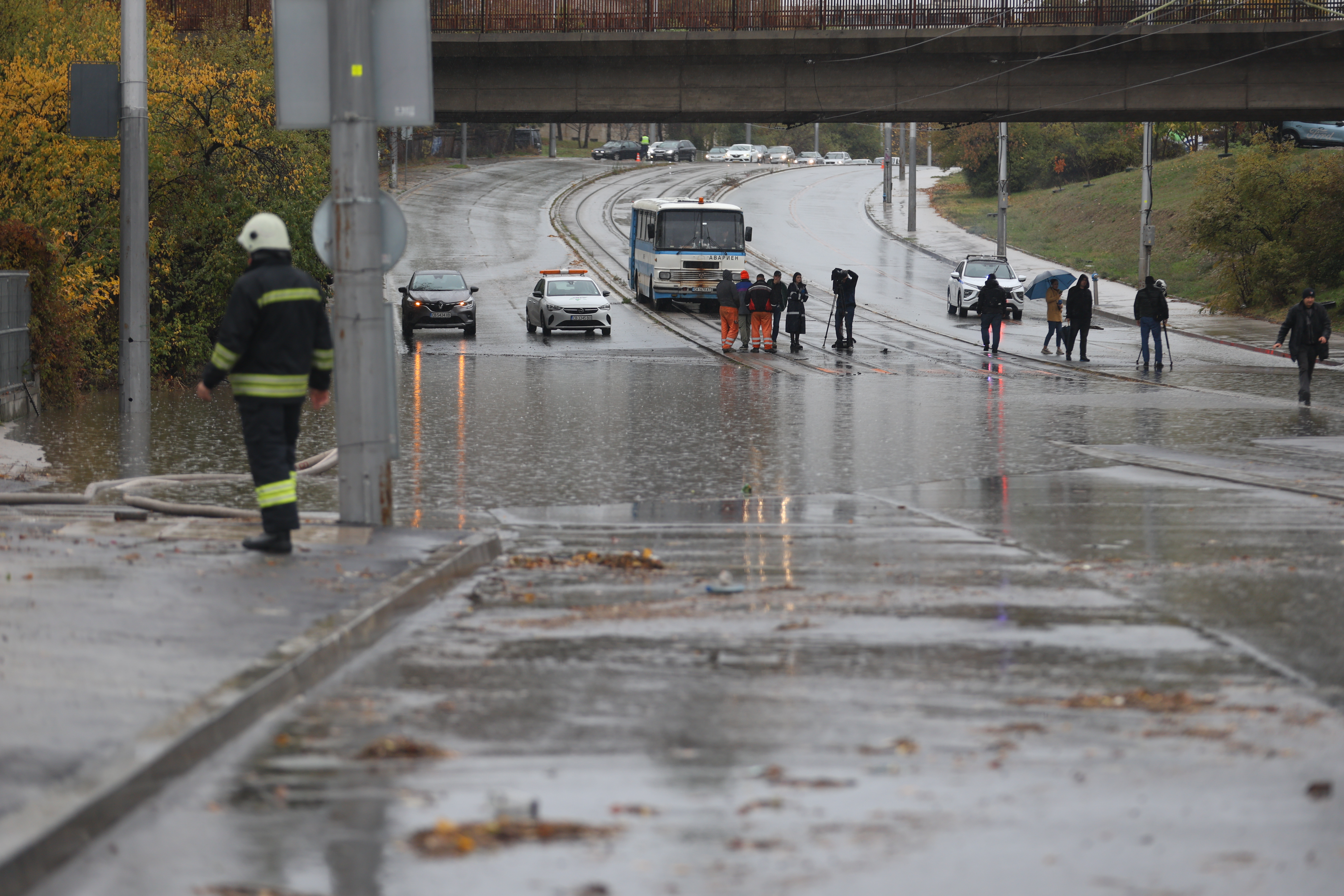 <p>Наводнено кръстовище спря движението на няколко трамвайни линии в София.</p>