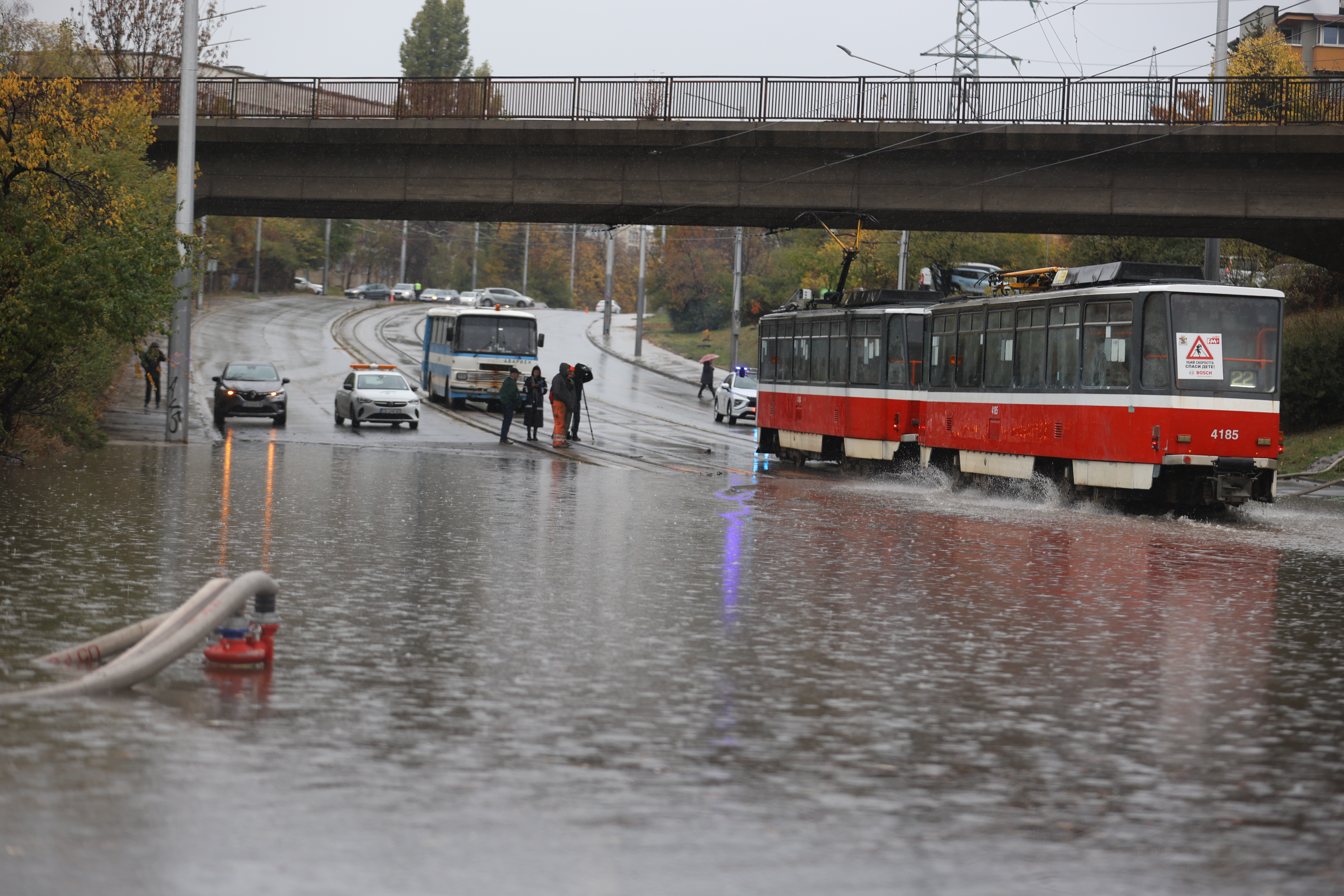 <p>Наводнено кръстовище спря движението на няколко трамвайни линии в София.</p>