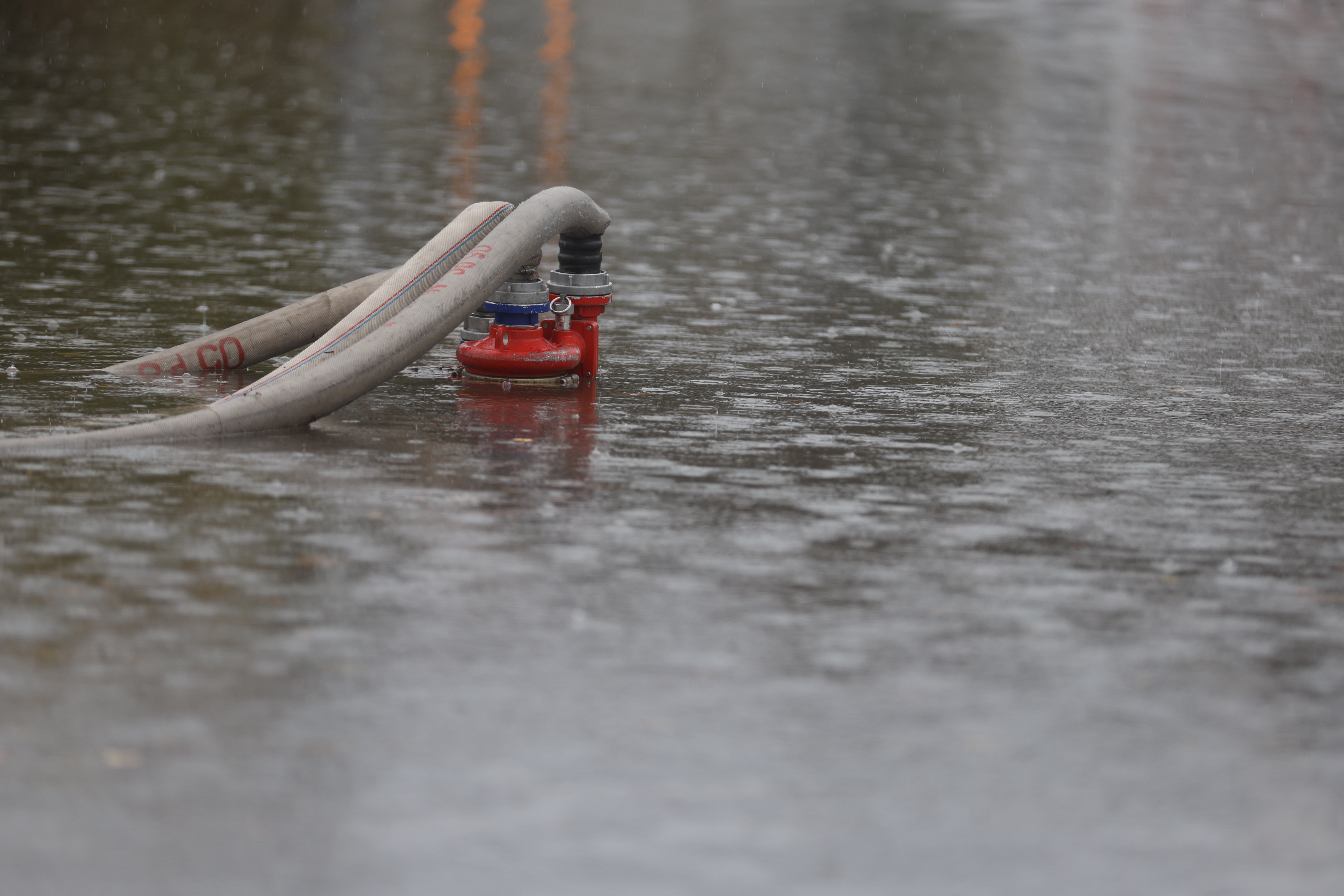<p>Наводнено кръстовище спря движението на няколко трамвайни линии в София.</p>