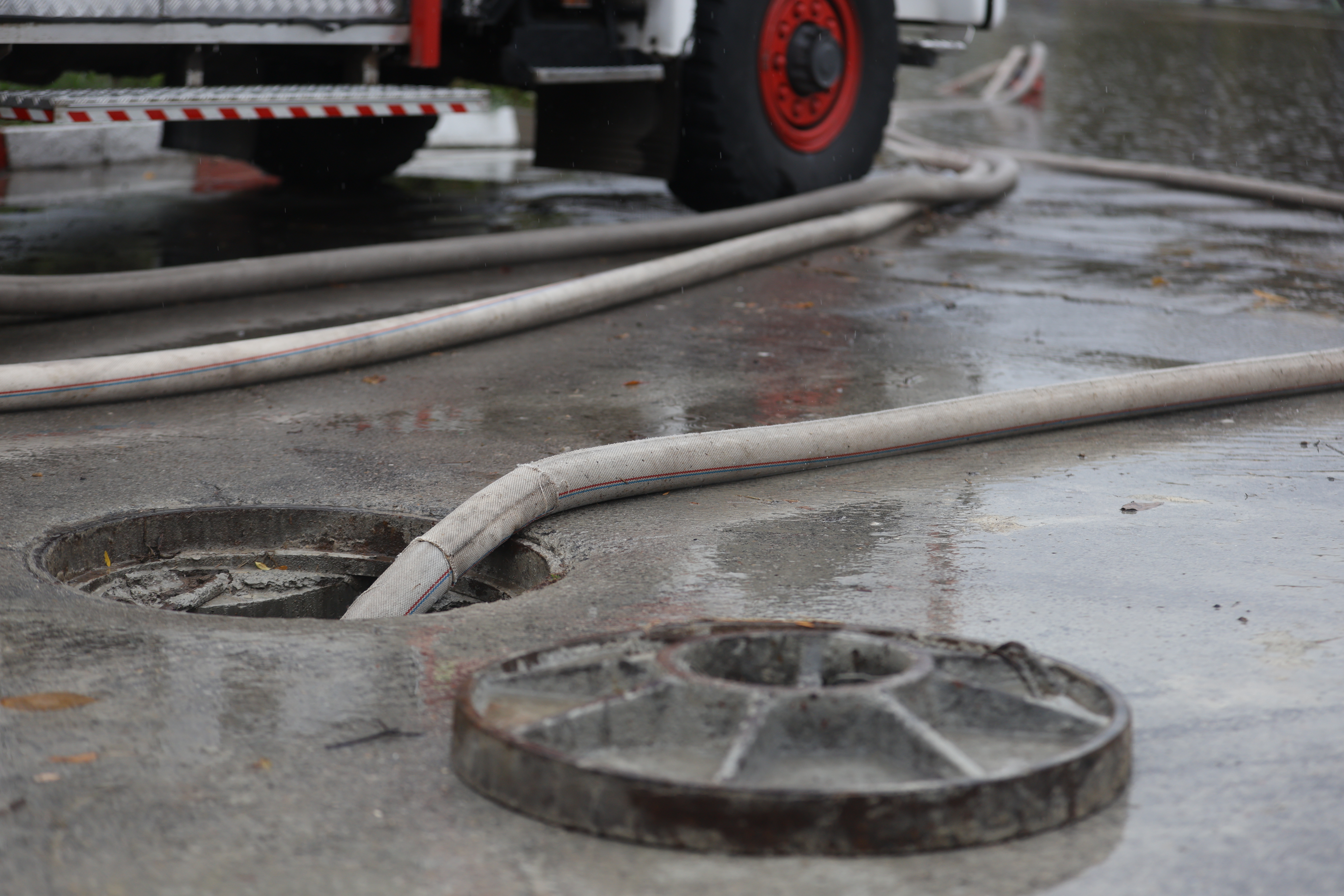 <p>Наводнено кръстовище спря движението на няколко трамвайни линии в София.</p>