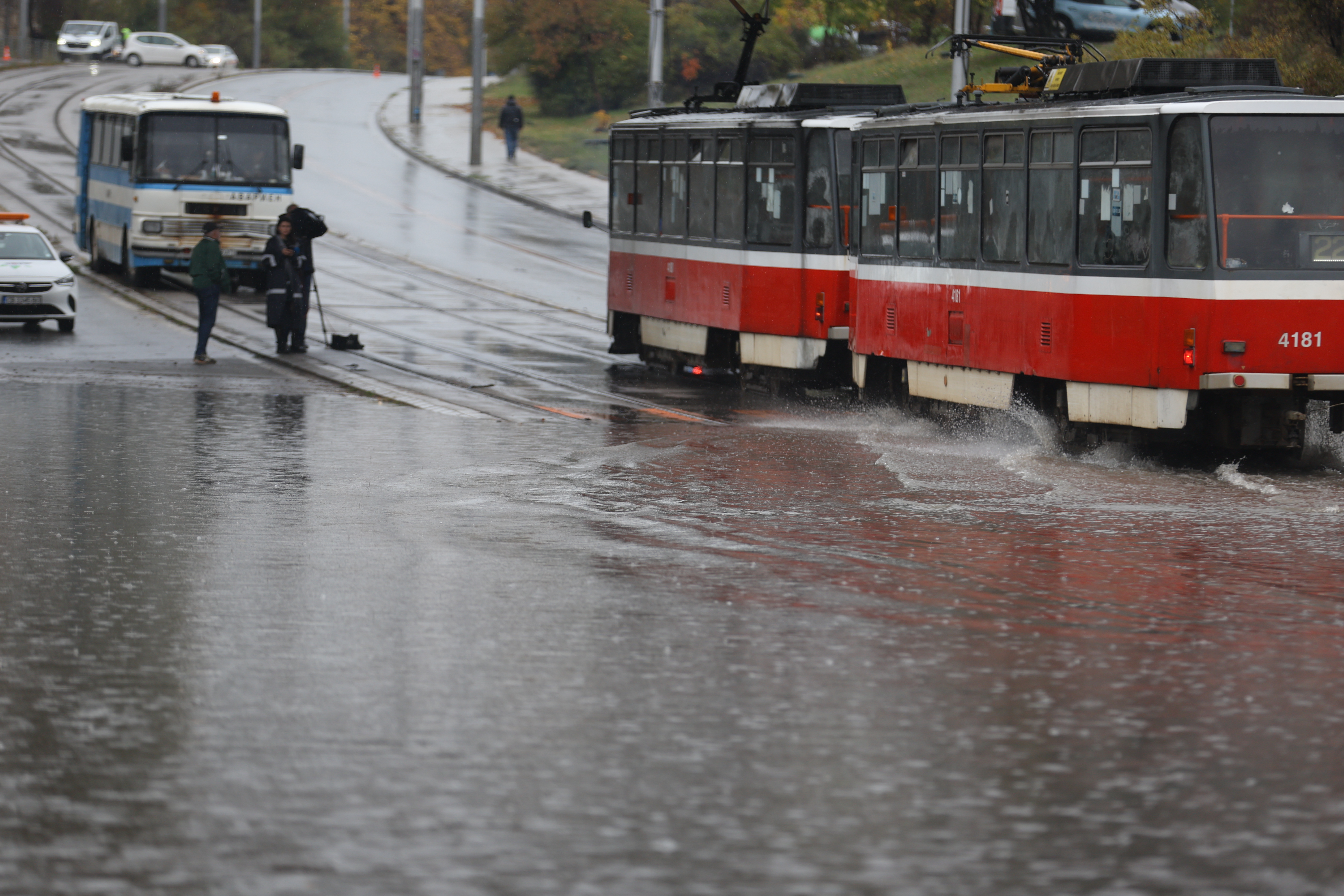 <p>Наводнено кръстовище спря движението на няколко трамвайни линии в София.</p>