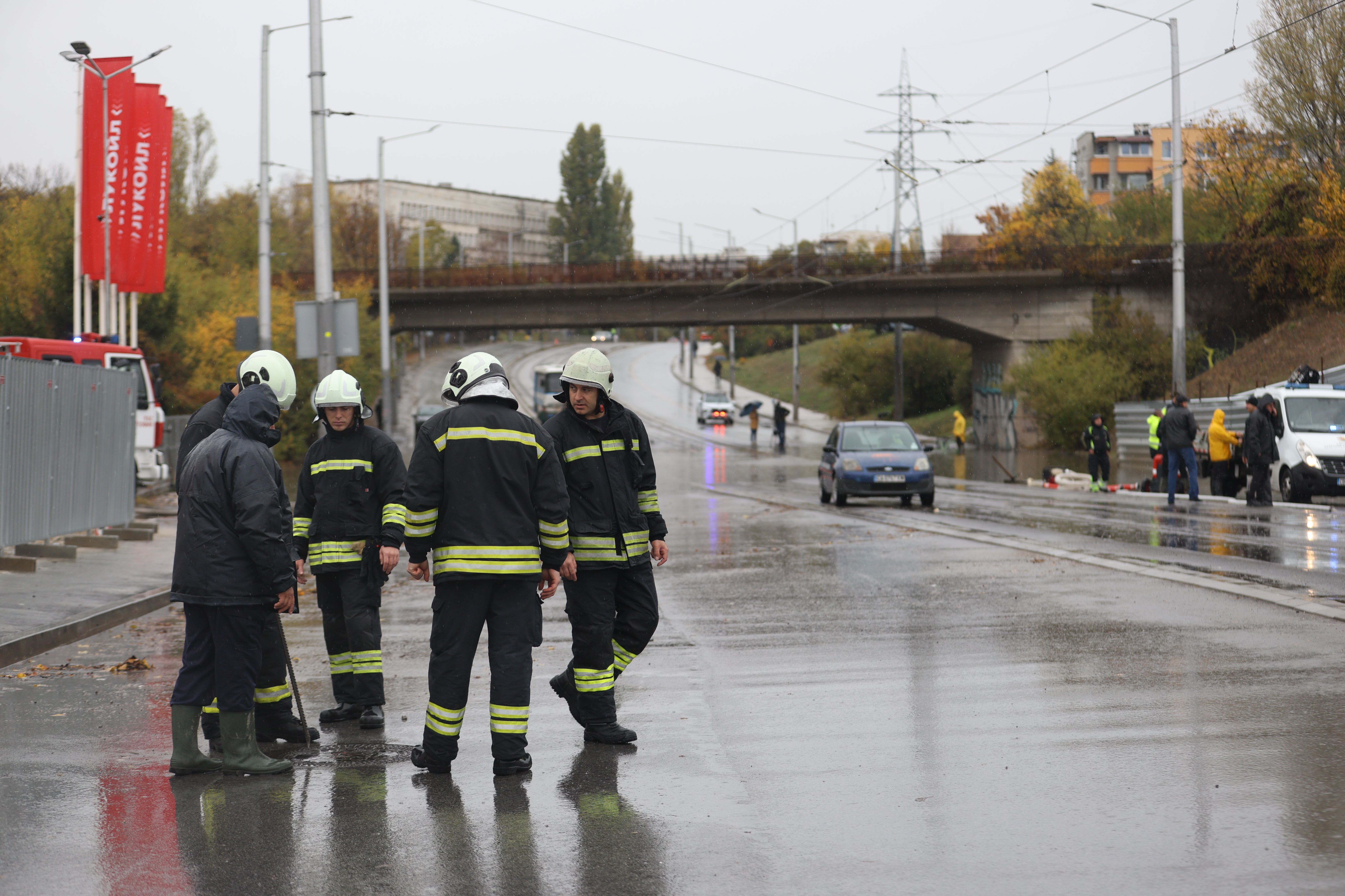 <p>Наводнено кръстовище спря движението на няколко трамвайни линии в София.</p>