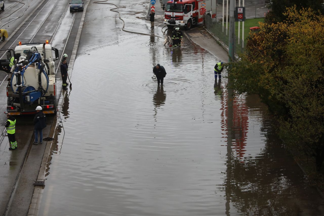 <p>Наводнено кръстовище спря движението на няколко трамвайни линии в София.</p>