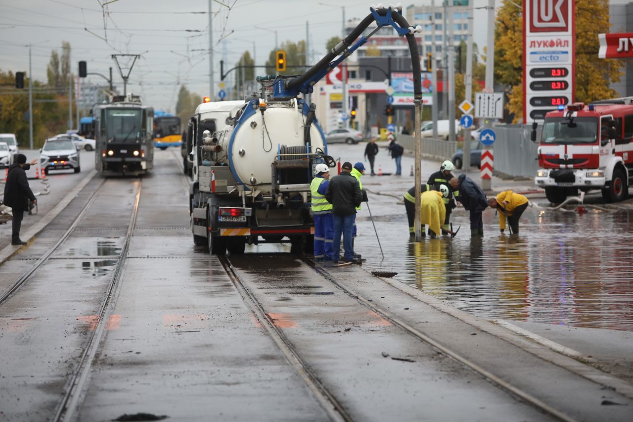 <p>Наводнено кръстовище спря движението на няколко трамвайни линии в София.</p>