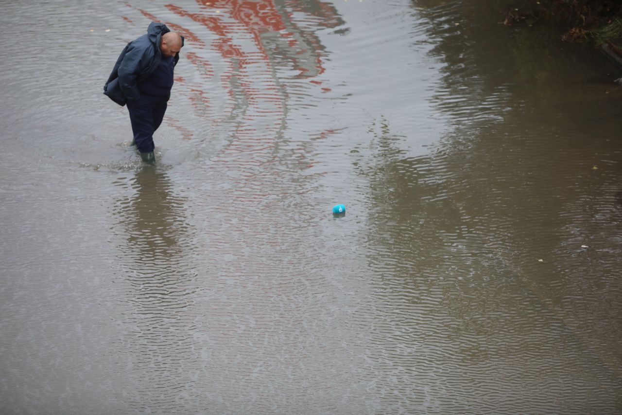 <p>Наводнено кръстовище спря движението на няколко трамвайни линии в София.</p>