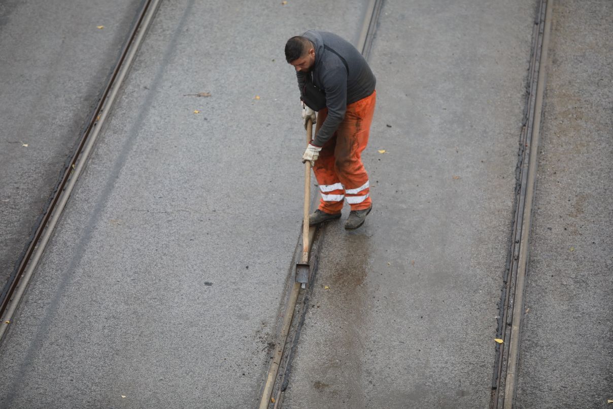 <p>Наводнено кръстовище спря движението на няколко трамвайни линии в София.</p>