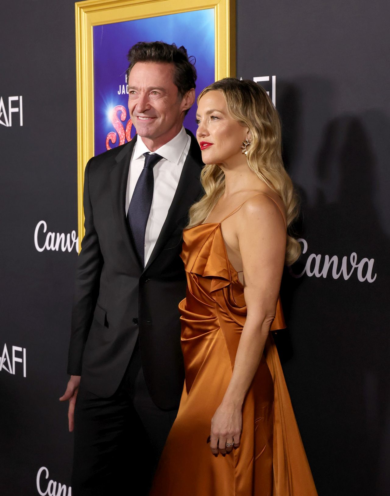 <p>Хю Джакман и Сътън Фостър позираха с колеги и приятели по време на премиерата на &bdquo;Song Sung Blue&ldquo;</p>