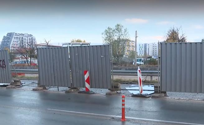 Опасен инцидент в София: Предпазни огради от изкопа за метрото се откъснаха и удариха кола Опасен инцидент в София: Предпазни огради от изкопа за метрото се откъснаха и удариха кола